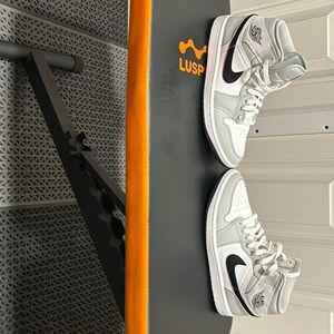 MEN'S AIR JORDAN RETRO 1 MID CASUAL SHOES 9.5 very good condition